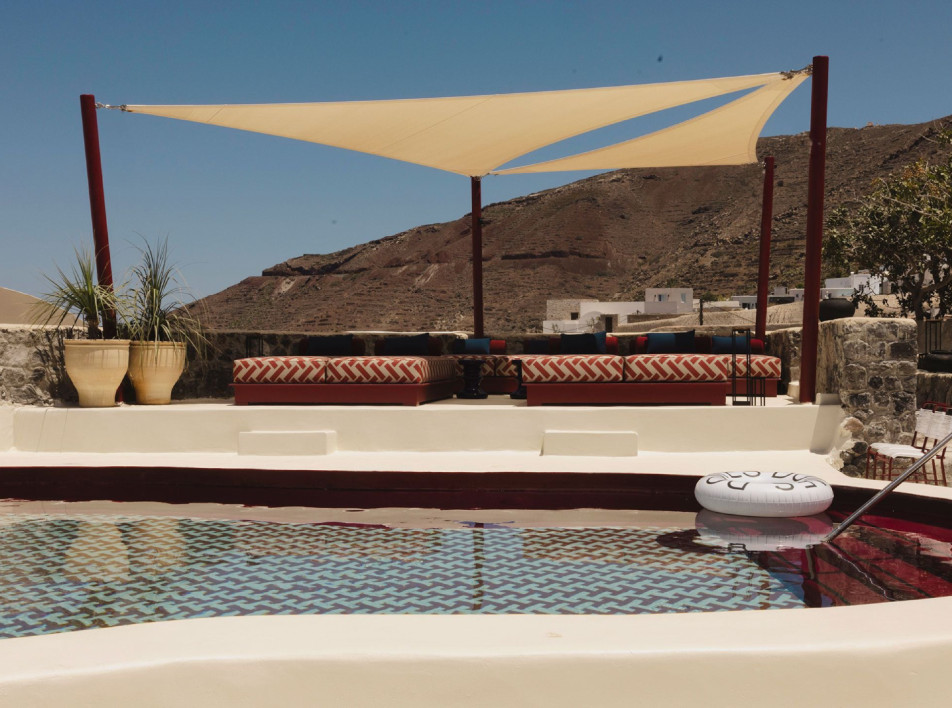 Кикладская архитектура и яркие акценты: отель на Санторини по проекту Urban Soul Project