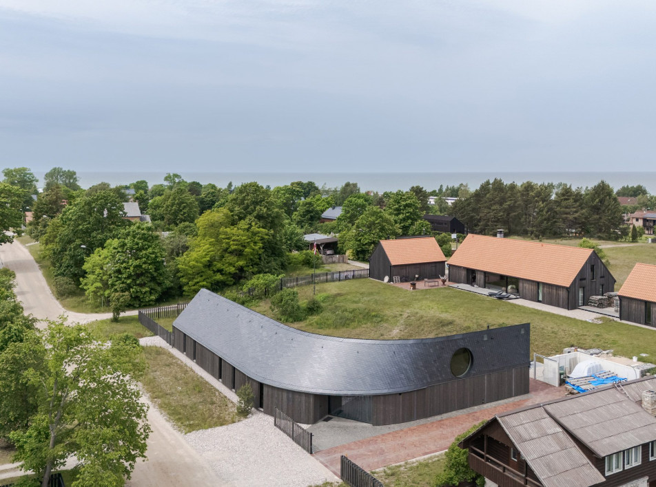 Изогнутое деревянное здание в прибрежном латвийском городе