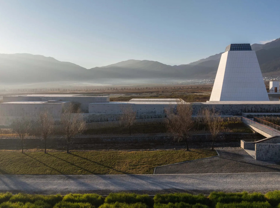 Монументальная вискикурня Diageo в Китае по проекту Oli Architecture