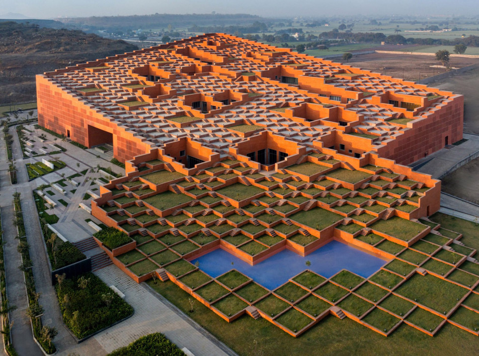 Университетский кампус со ступенчатыми террасами в Индии