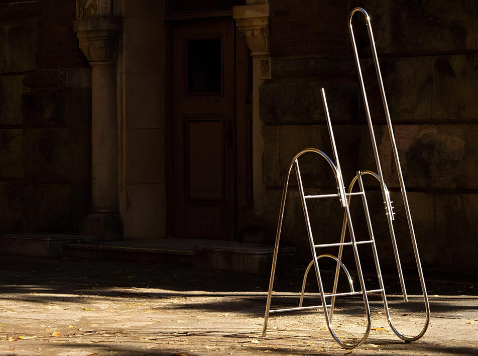 Скульптурная лестница, вдохновленная силуэтом музыкальных инструментов