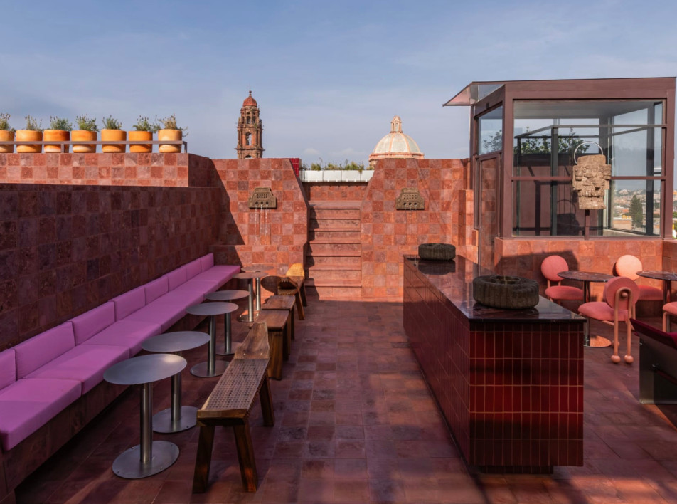 Бар на крыше с отсылками к ацтекской мифологии