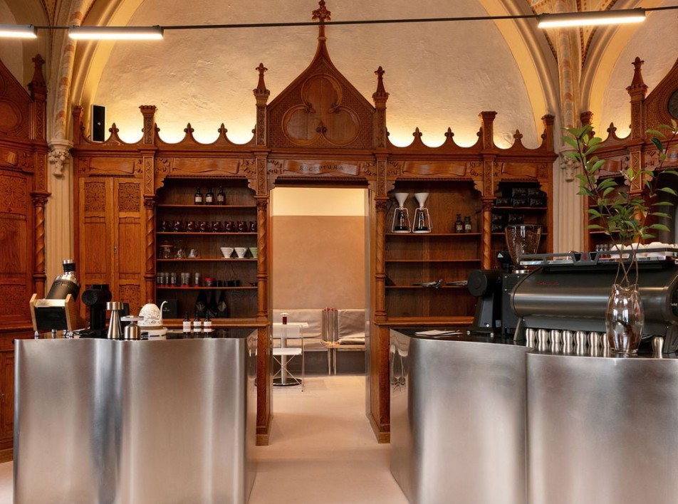 Спешелти-кофейня в румынской старинной аптеке: проект EktraArhitectura и Fain Design