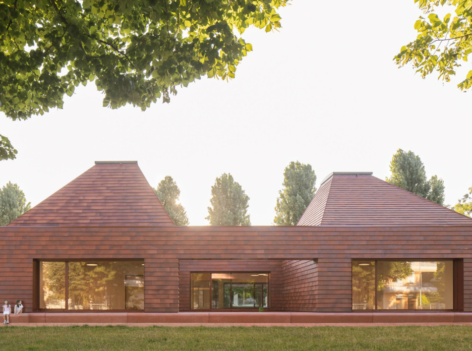 Детский сад, отсылающий к традиционным сельским домам: проект AACM