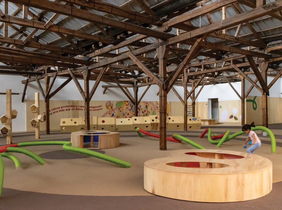 Игровая площадка в Эквадоре в здании бывшей текстильной фабрики