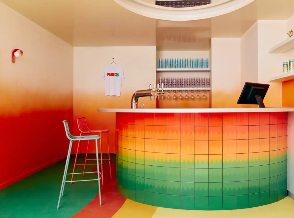 Первый крытый падел-клуб Парижа по проекту бюро Uchronia