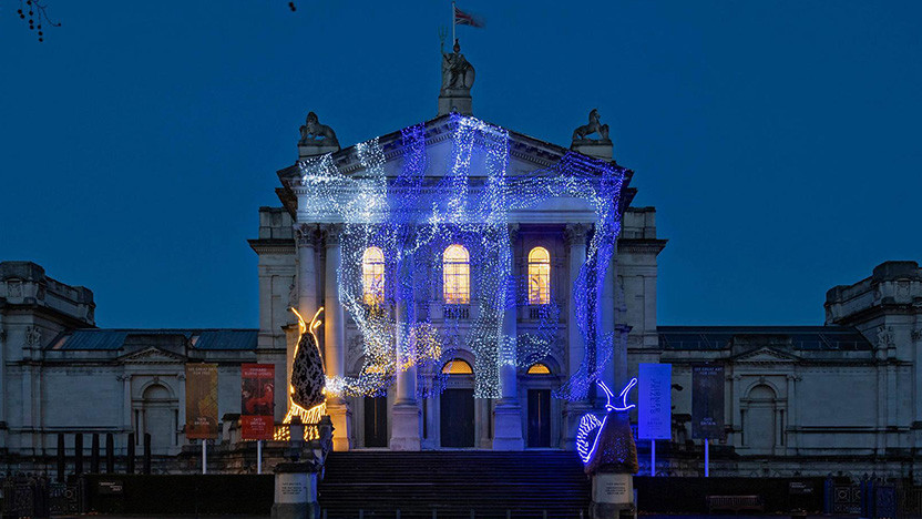 Музей Tate Britain украсили светящиеся слизняки