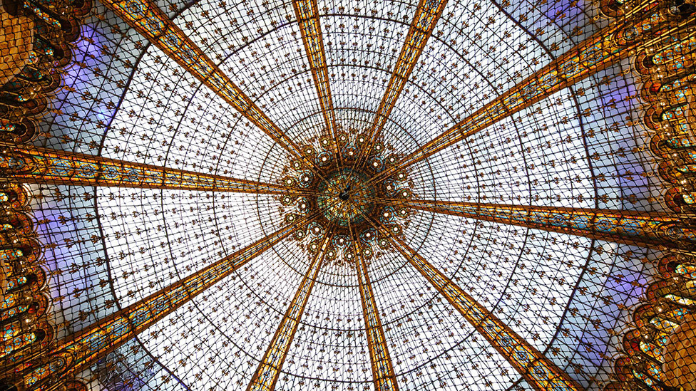 Батут под крышей Galeries Lafayette