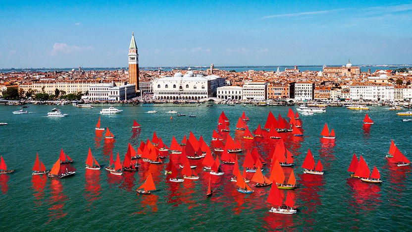 Арт-биеннале в Венеции: красная регата Мелиссы МакГилл