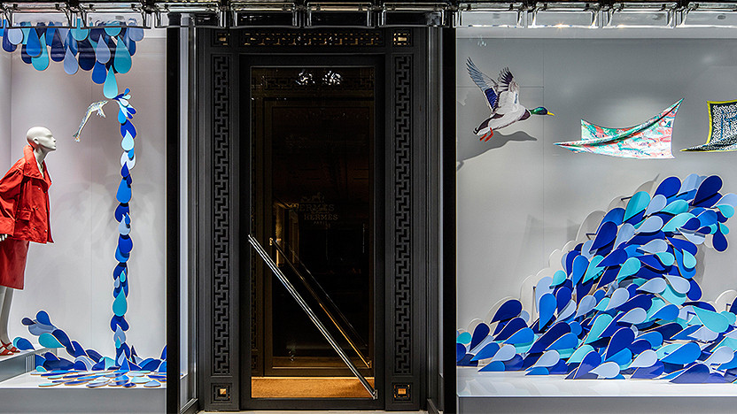Hermès Ginza в Токио: фигурные капли в витринах
