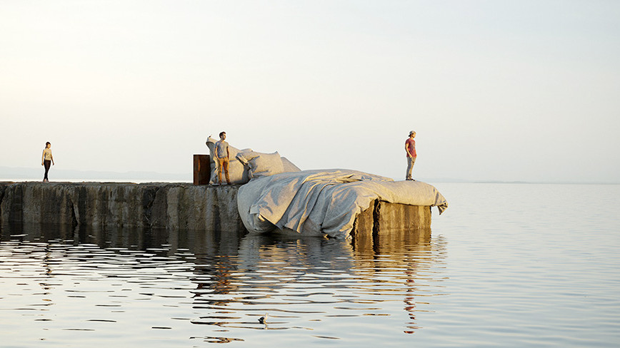 Скульптура на пирсе: постель бога и карусель над водой