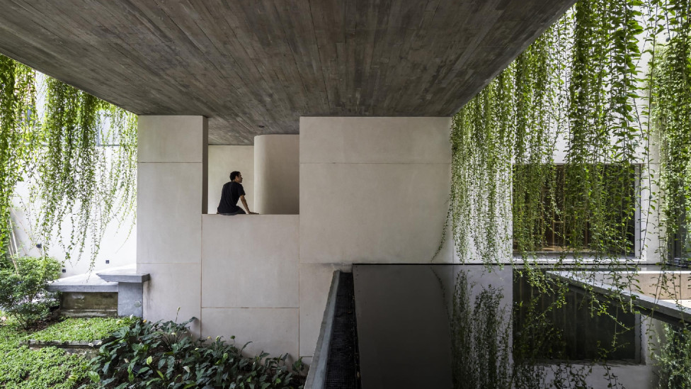 MIA Design Studio: дом с садом в центре Хошимина