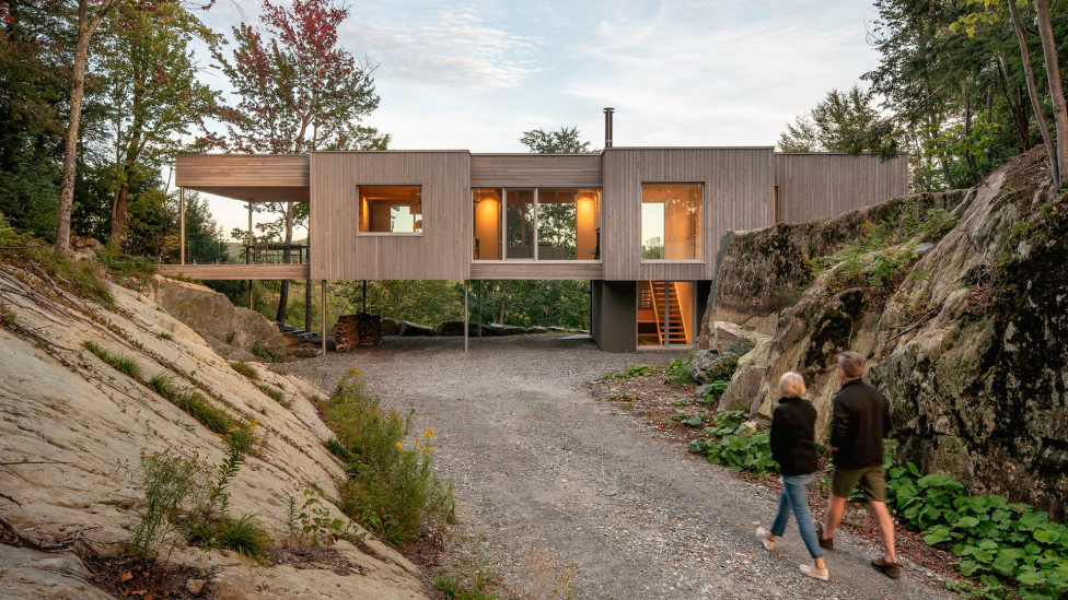 Natalie Dionne Architecture: деревянный дом на скале в лесу