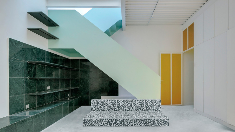 Ubalt Architects: парижский лофт с нефритовой лестницей