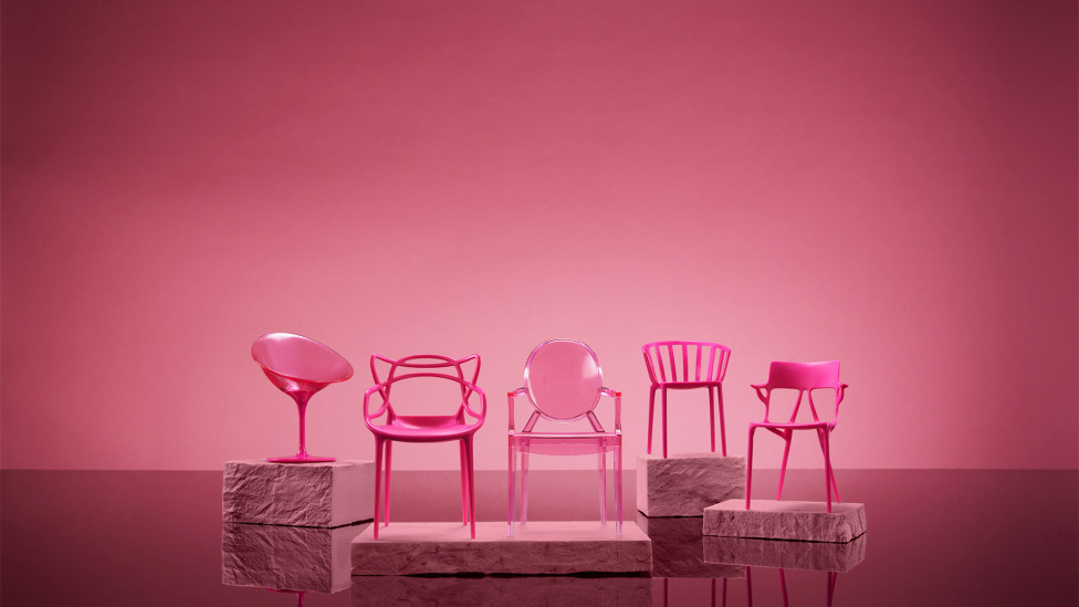 Milan Design Week 2024: розовые стулья Kartell для Барби