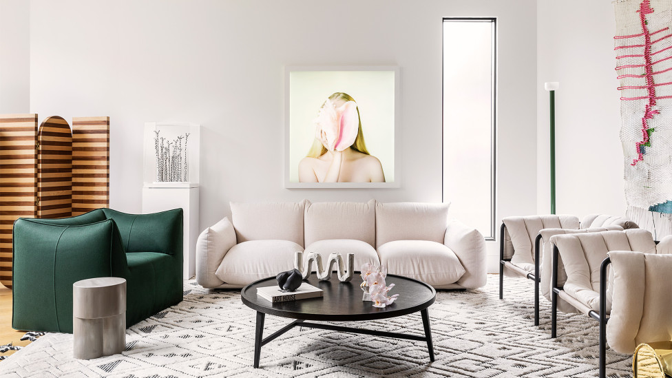 Челси Хинг: сложные оттенки, яркие акценты и искусство в двухэтажной квартире