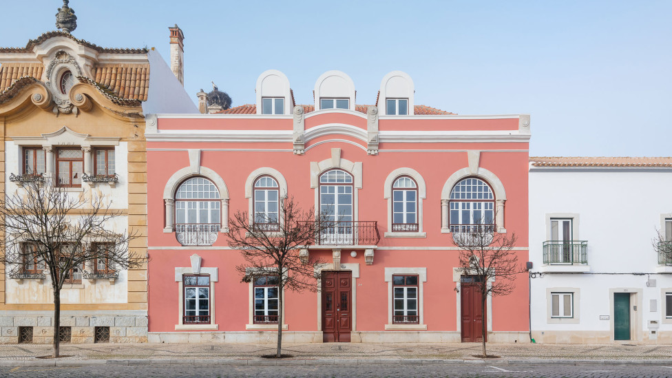 Aurora Arquitectos + FURO: розовый дом на юге Португалии