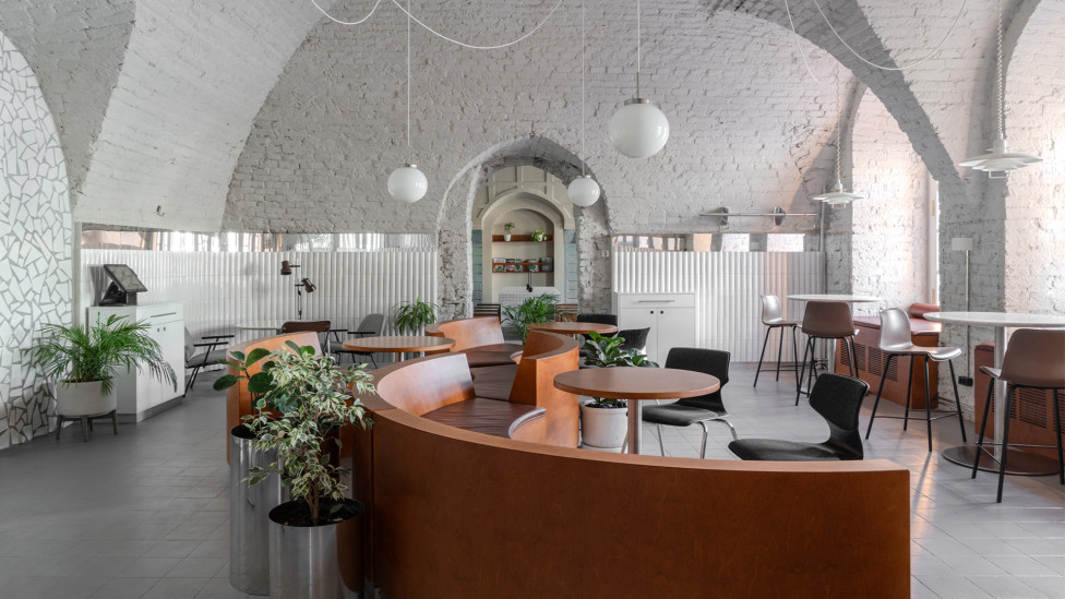 Городское кафе  «Мечтатели» в первом каменном здании Екатеринбурга по проекту студии Zavod 11