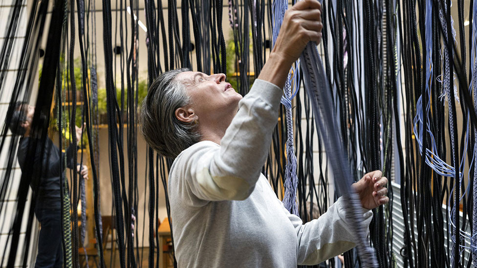 Хелла Йонгериус: текстильная фабрика в парижской галерее