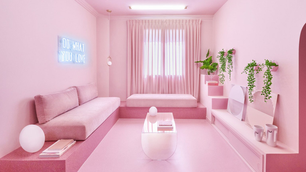 Цвет в интерьере: розовая квартира в Мадриде