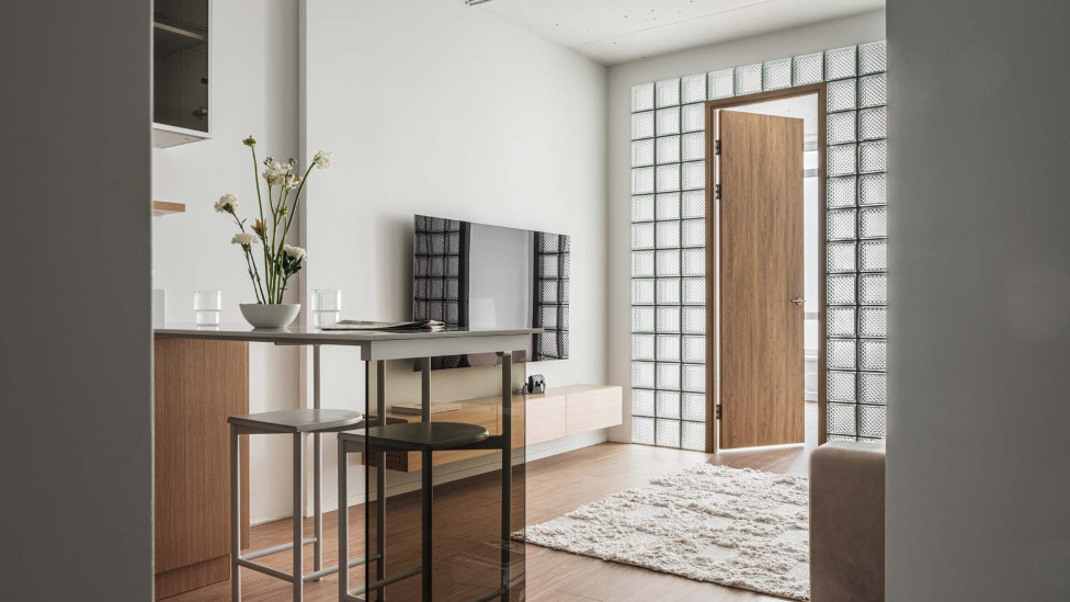 Компактная квартира со стеклоблоками в Кемерово: проект студии Erbe Interiors