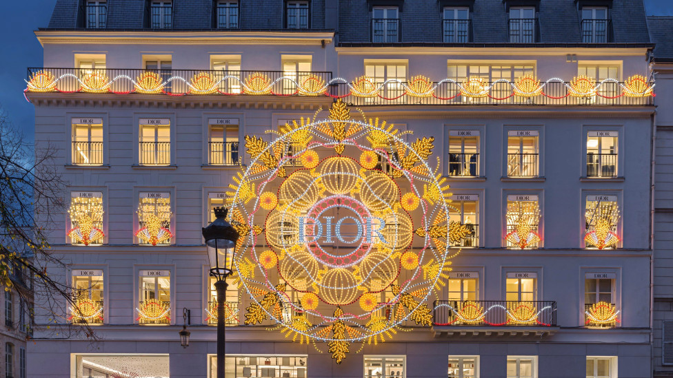 Праздник с Dior : традиции рождественского декора в одном видео