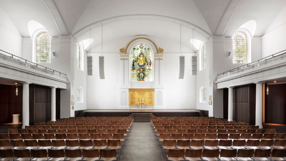 Джон Поусон обновил интерьеры церкви в Восточном Лондоне