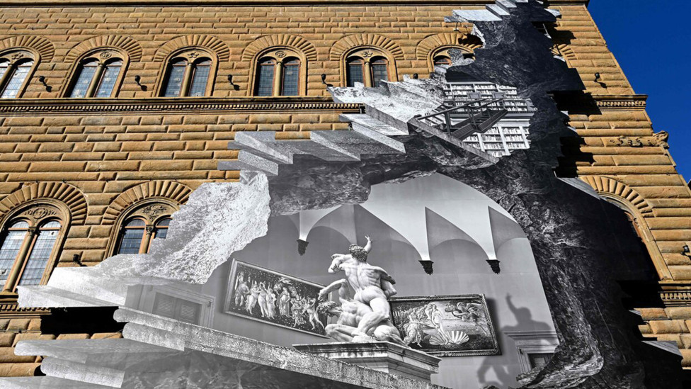 Инсталляция JR на фасаде палаццо Строцци