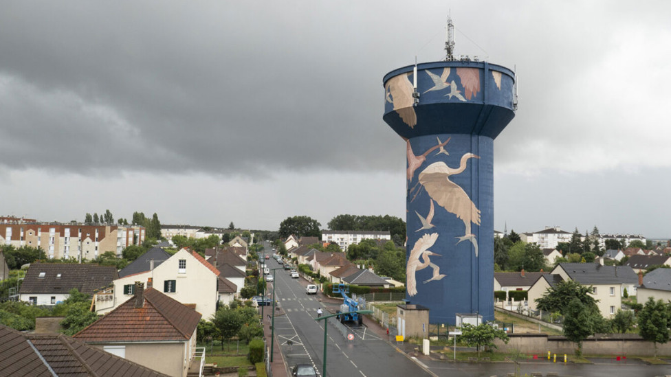 Мурал на водонапорной башне во Франции