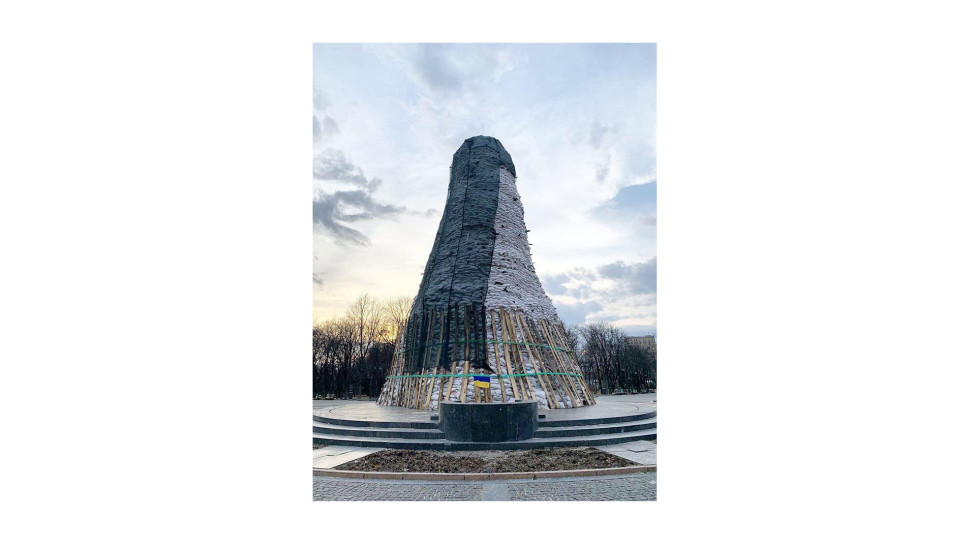 Памятник Тарасу Шевченко в Харькове. Март 2022 года