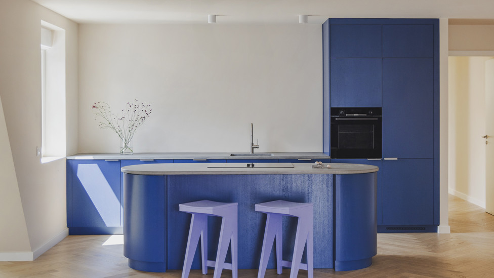 Двухэтажный лофт с синей кухней в Берлине