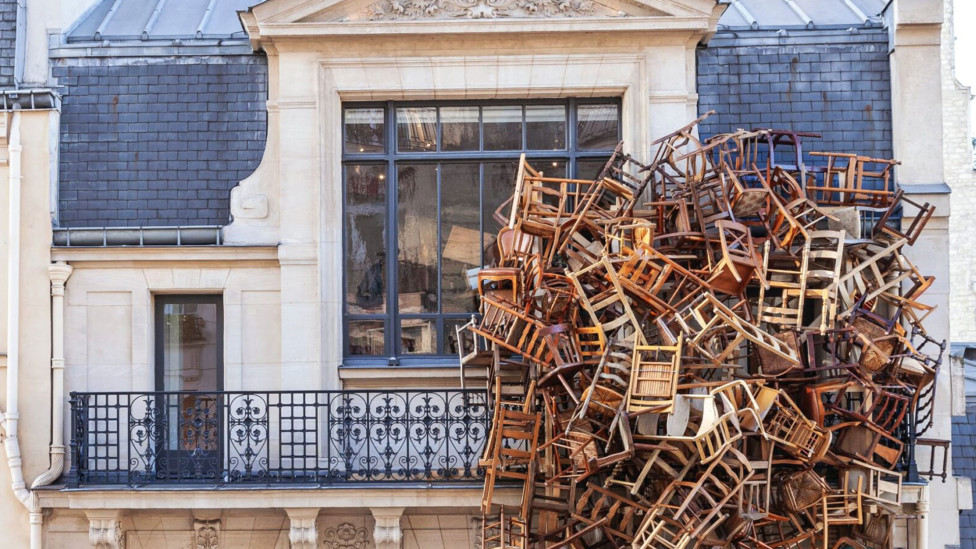 Инсталляция из стульев Тадаси Каваматы в Париже