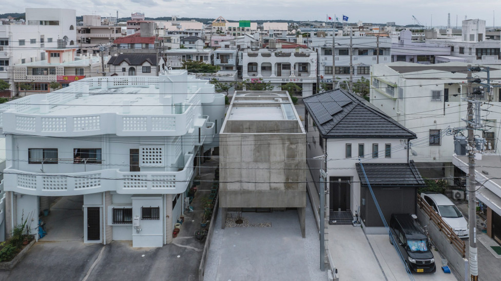 Бетонный дом в Японии: приватность в шумном районе