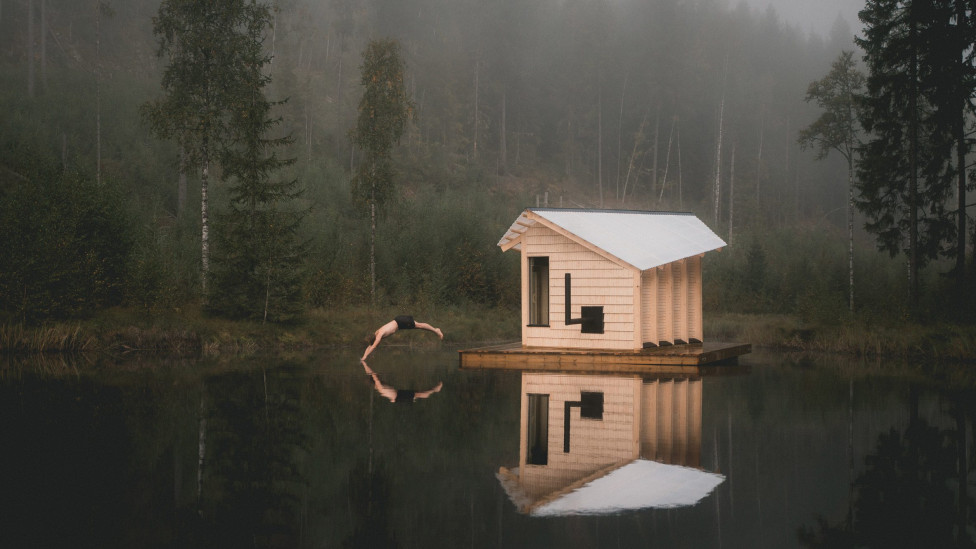 Плавучая деревянная сауна Watercave в Норвегии