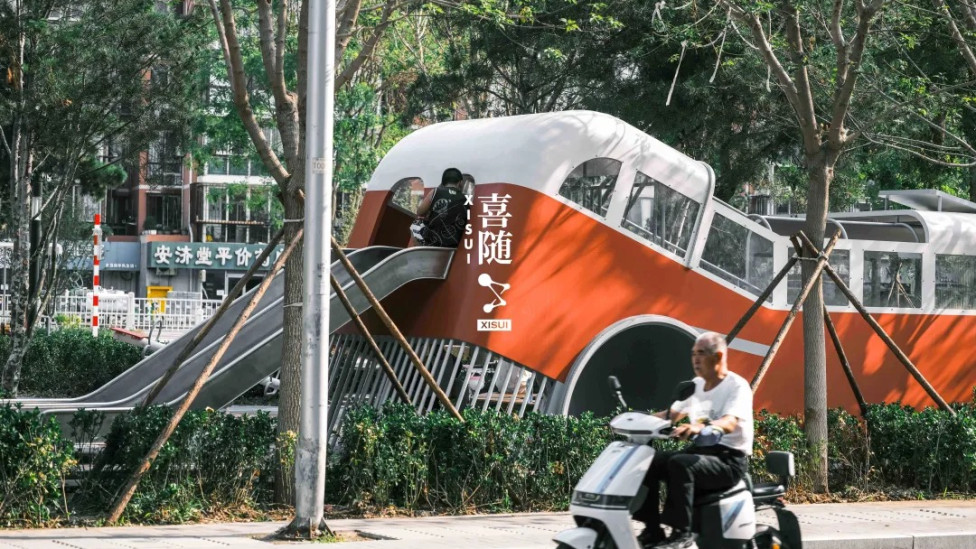 Детская площадка из исторического автобуса в Пекине