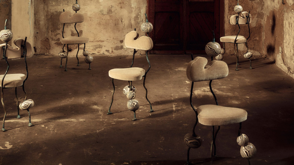 Органические формы и японская техника: дебютная коллекция мебели Генри Холланда